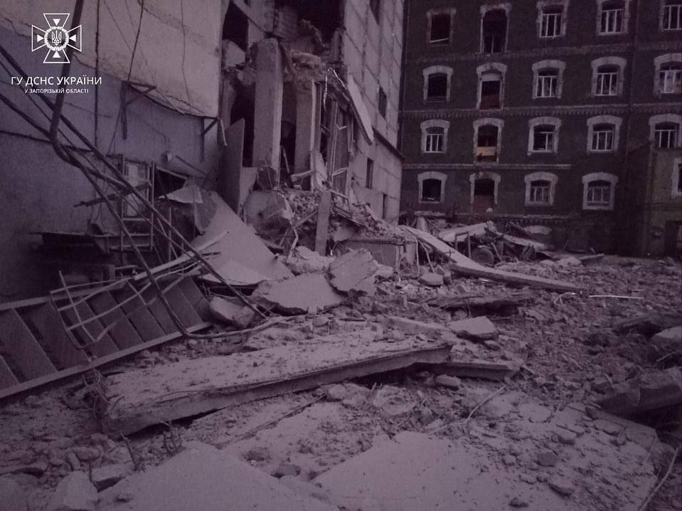 В Запорожье обстреляли объекты инфраструктуры: повреждены здания и авто (фото, видео) - 4 - изображение