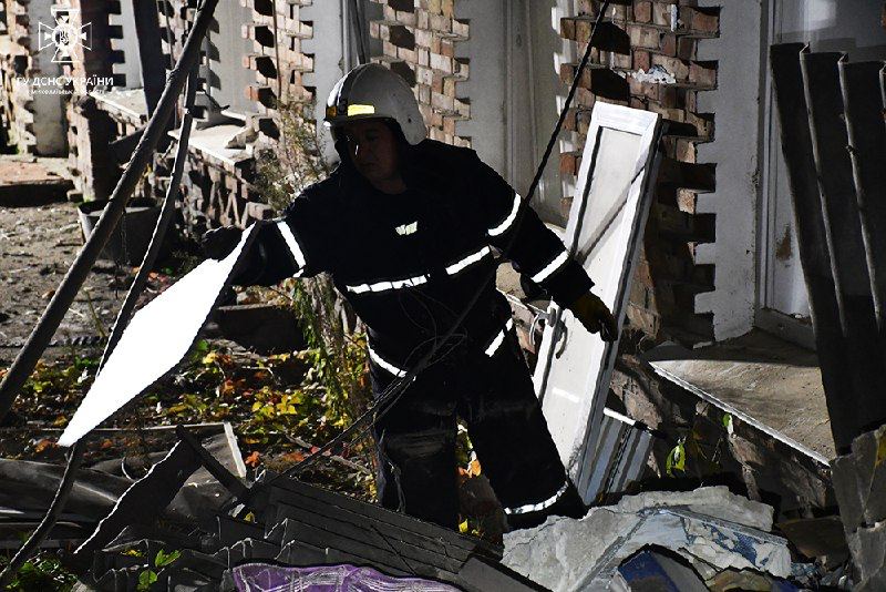 Обстрел Николаева: повреждены многоэтажки, сквер и цветочный рынок, есть жертва – ОВА (фото, видео) - 7 - изображение