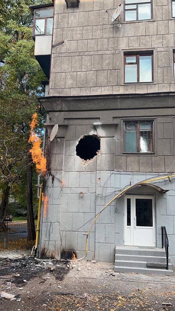 В Запорожье обстреляли многоэтажку, школу и объекты инфраструктуры: 5 раненых – горсовет (фото) - 2 - изображение