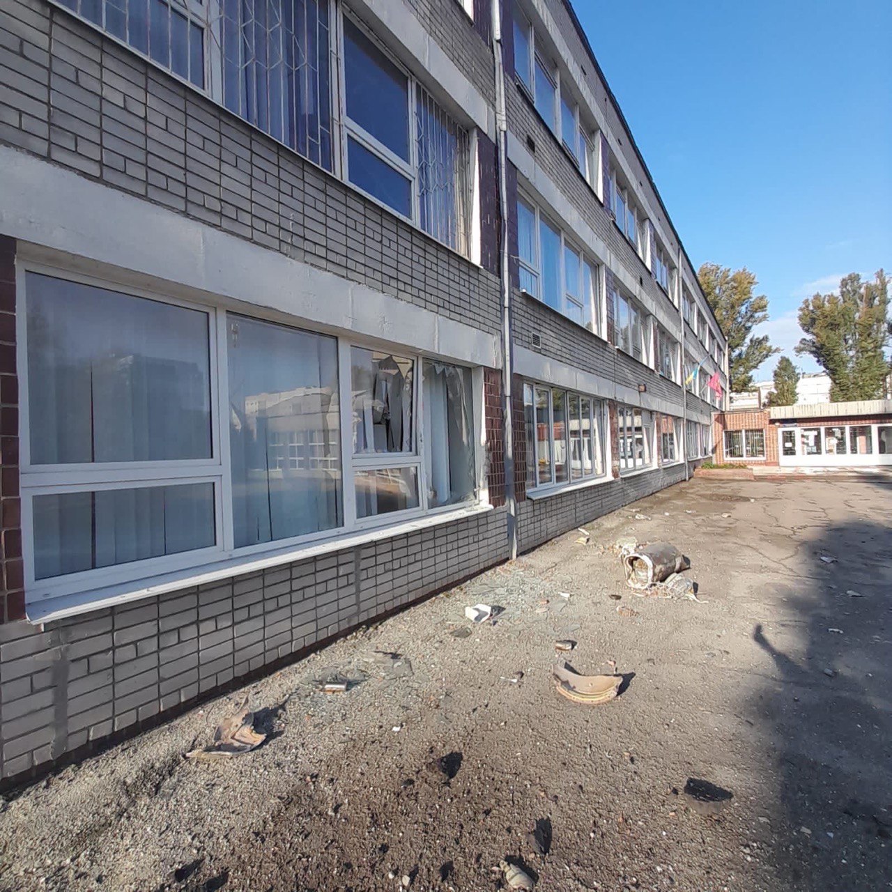 В Запорожье обстреляли многоэтажку, школу и объекты инфраструктуры: 5 раненых – горсовет (фото) - 6 - изображение