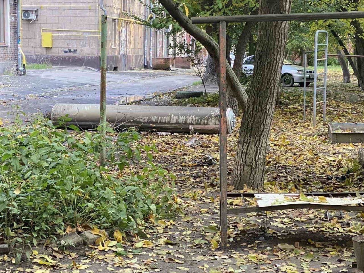 В Запорожье обстреляли многоэтажку, школу и объекты инфраструктуры: 5 раненых – горсовет (фото) - 1 - изображение