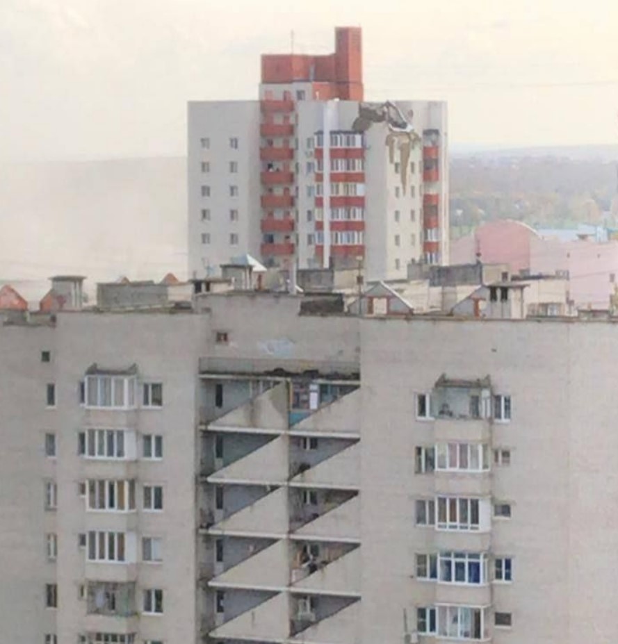 В Белгороде обломки ракеты упали на многоэтажку, есть разрушения — СМИ (фото, видео) - 1 - изображение