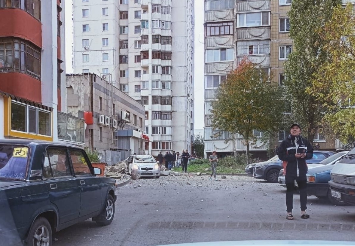 В Белгороде обломки ракеты упали на многоэтажку, есть разрушения — СМИ (фото, видео) - 3 - изображение