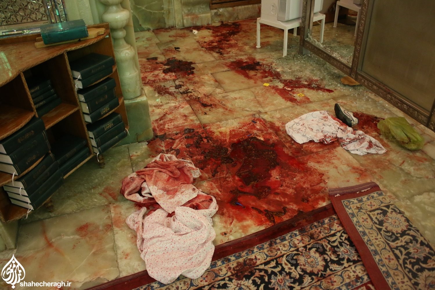 В Иране открыли стрельбу у мавзолея Шах-Черах: 15 погибших, десятки раненых (фото) - 2 - изображение