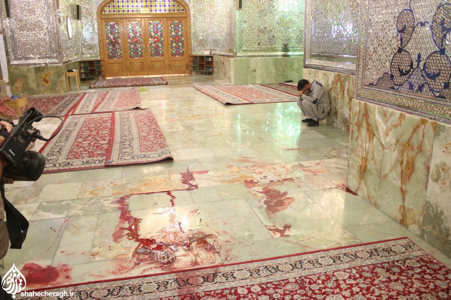 В Иране открыли стрельбу у мавзолея Шах-Черах: 15 погибших, десятки раненых (фото) - 5 - изображение