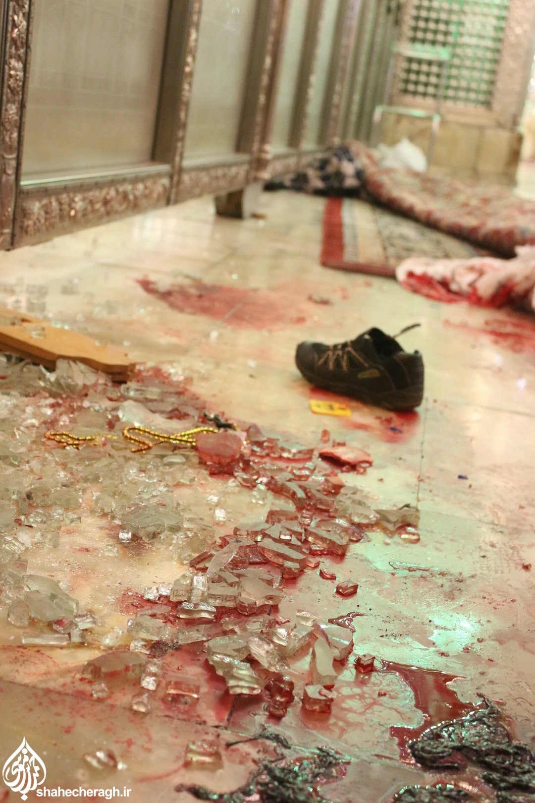 В Иране открыли стрельбу у мавзолея Шах-Черах: 15 погибших, десятки раненых (фото) - 6 - изображение