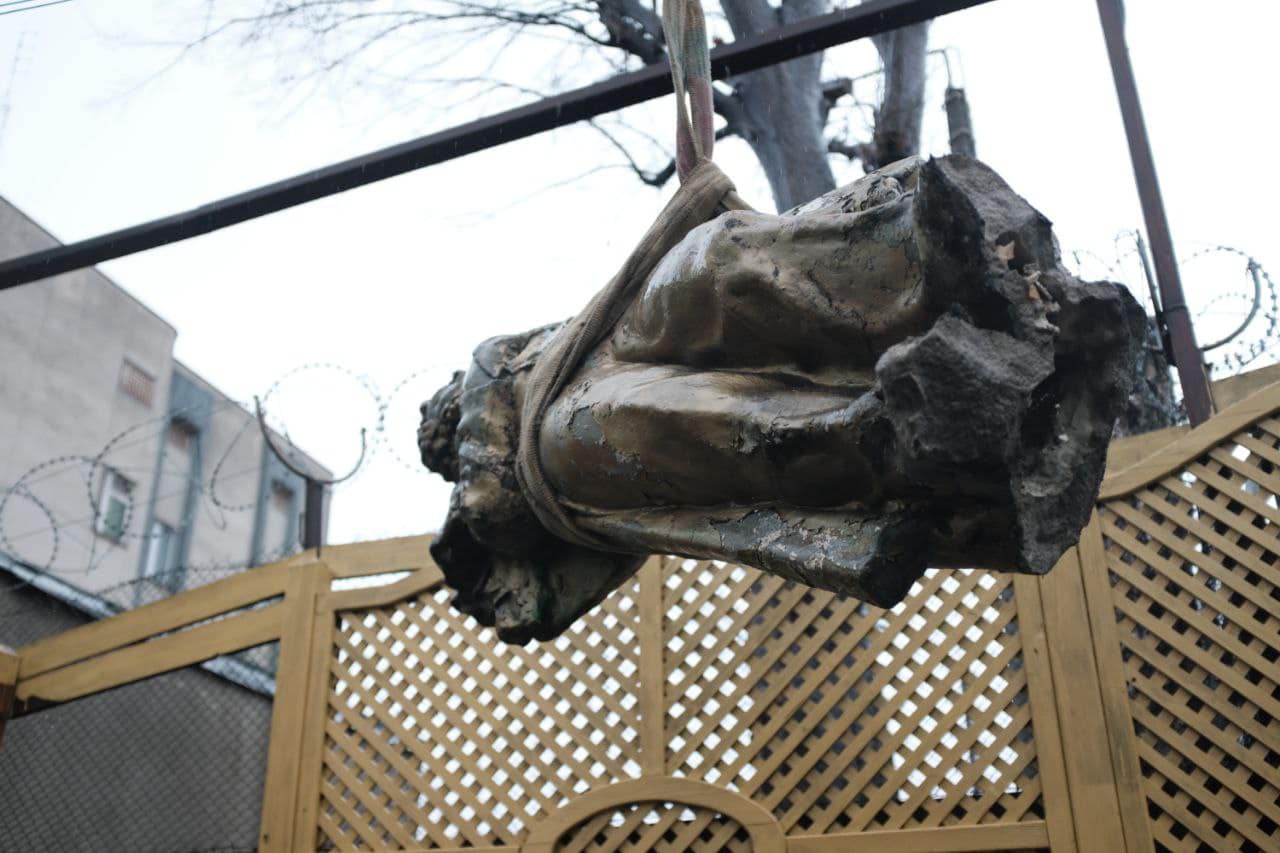 В Черновцах демонтировали памятник Пушкину, обещают убрать ещё один - 1 - изображение
