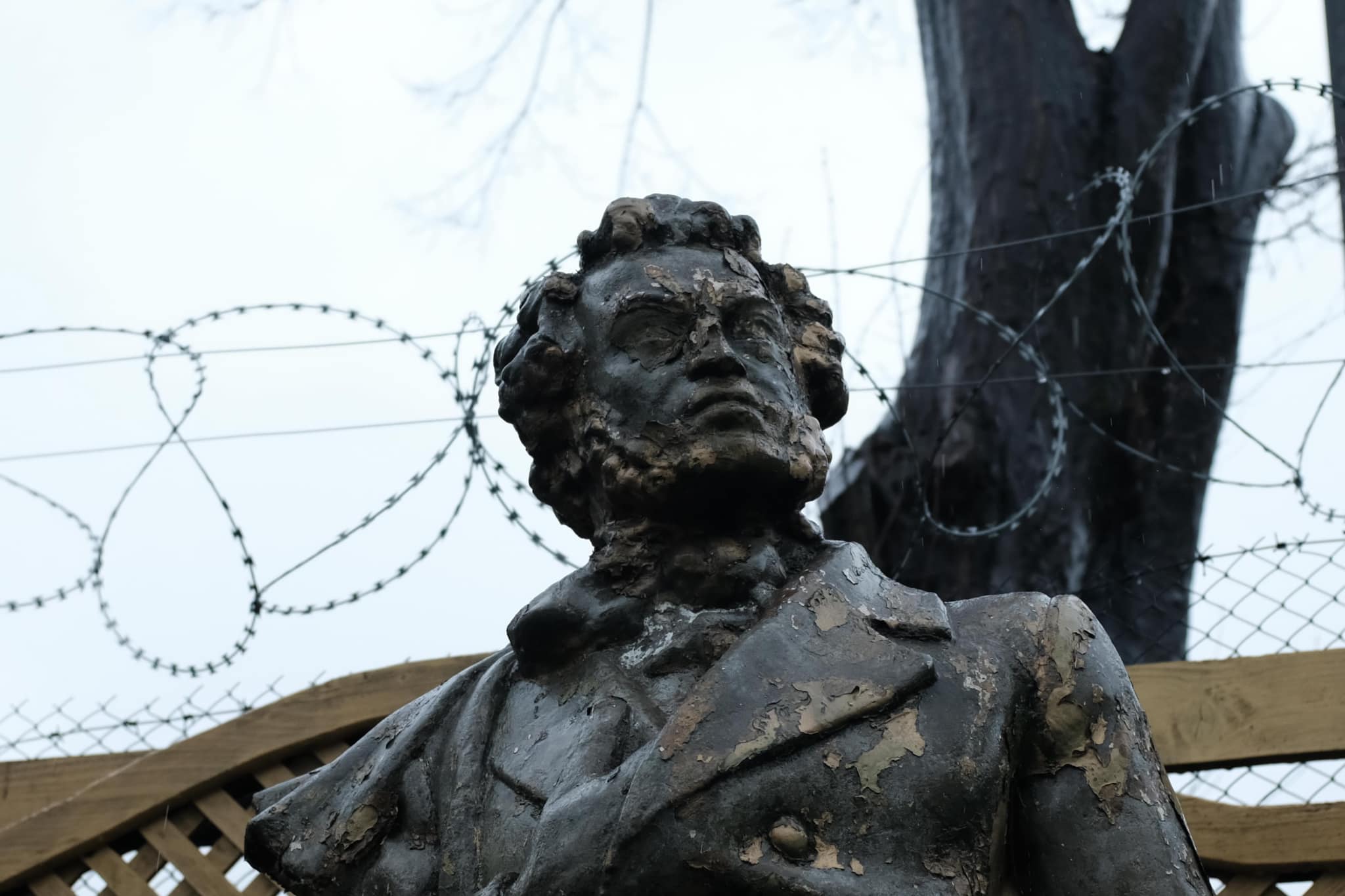 В Черновцах демонтировали памятник Пушкину, обещают убрать ещё один - 2 - изображение