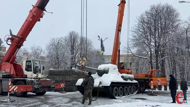 В Хмельницком ко Дню памяти жертв голодоморов снесли танк-памятник (фото, видео) - 1 - изображение