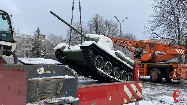 В Хмельницком ко Дню памяти жертв голодоморов снесли танк-памятник (фото, видео) - 2 - изображение
