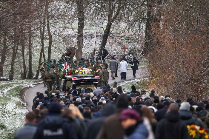 В Польше похоронили одного из фермеров, погибших из-за падения ракеты (фото, видео) - 6 - изображение