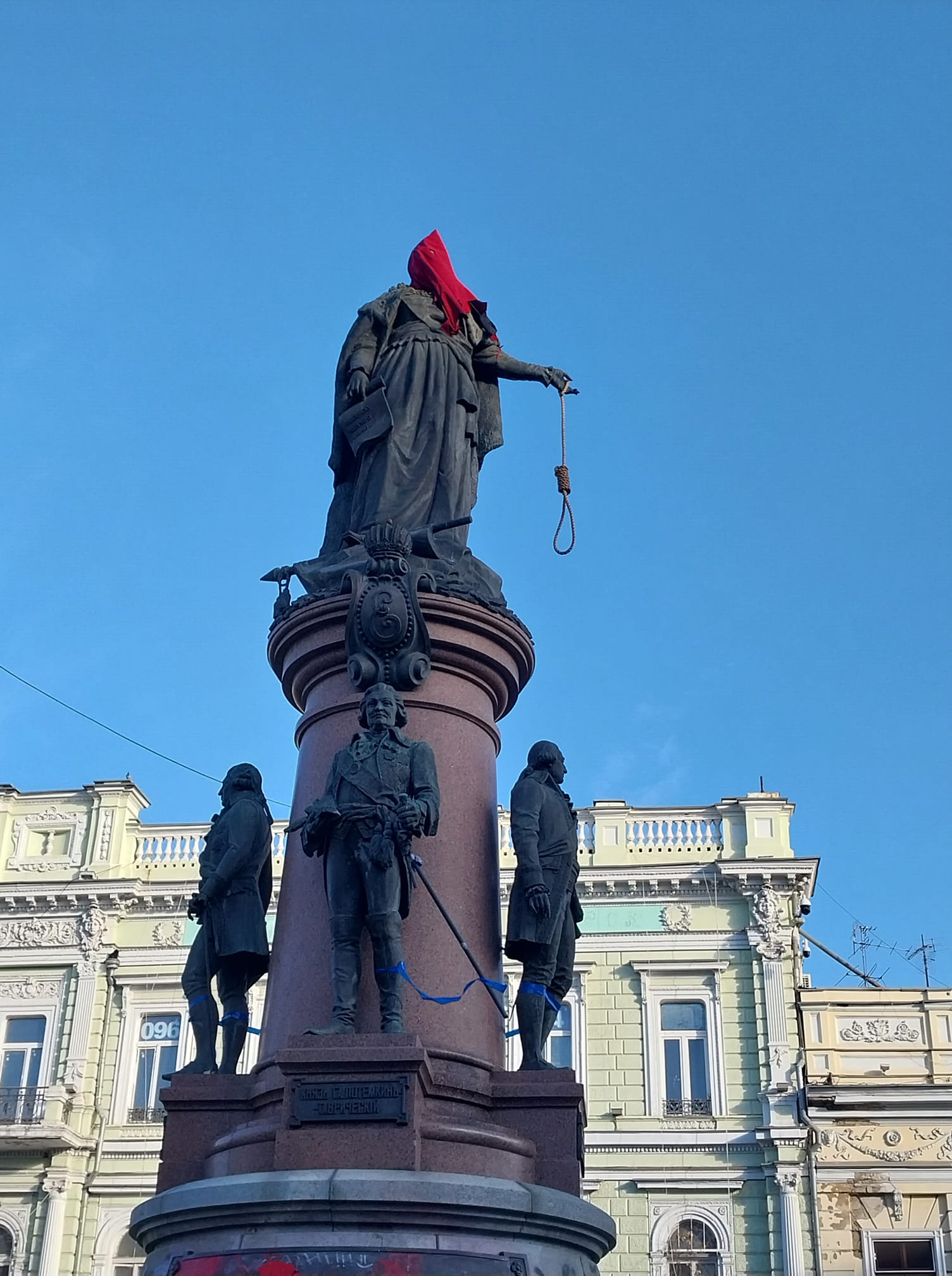 В Одесі на пам’ятник Катерині ІІ одягли ковпак ката і прикріпили петлю (фото, відео) - 4 - изображение