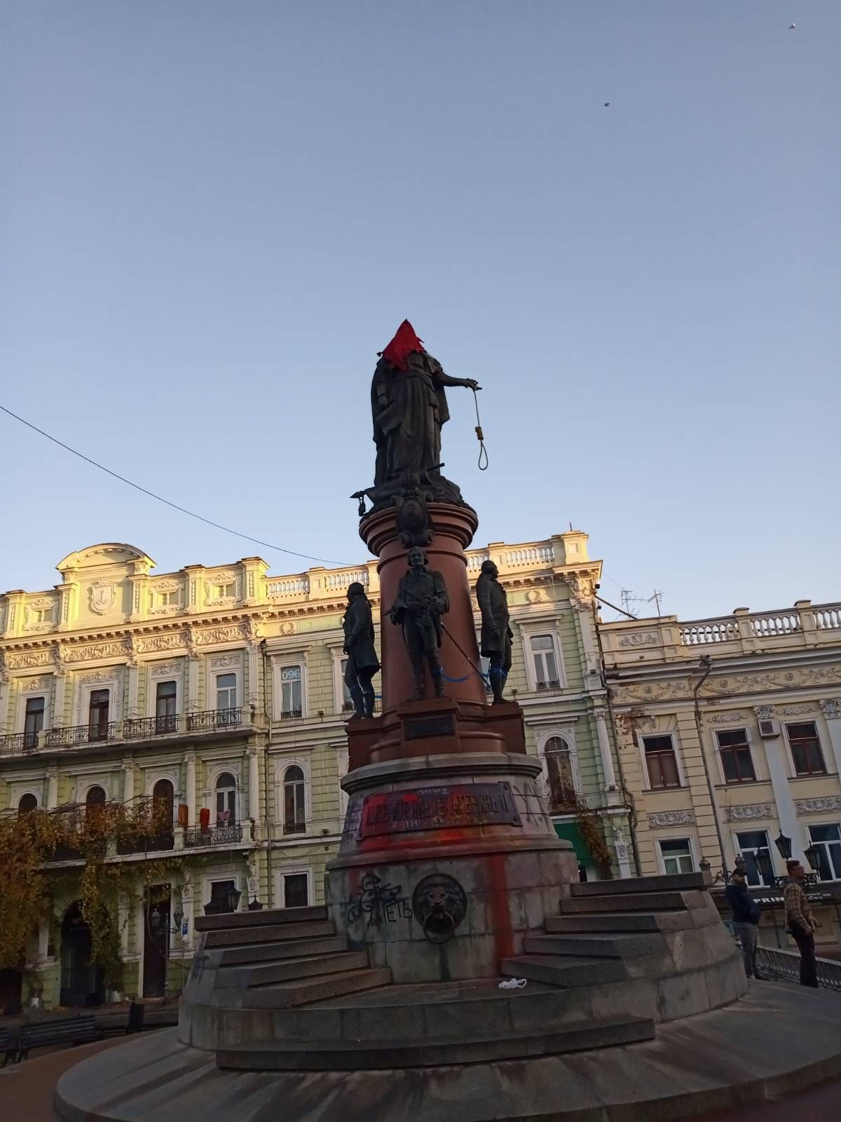 В Одесі на пам’ятник Катерині ІІ одягли ковпак ката і прикріпили петлю (фото, відео) - 3 - изображение