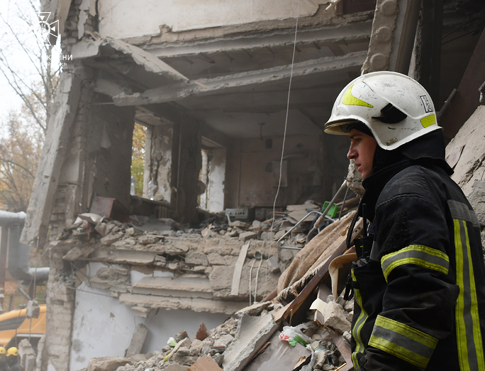 В Николаеве ракета попала в пятиэтажный жилой дом, погибли 7 человек – ГСЧС (фото, видео) - 8 - изображение