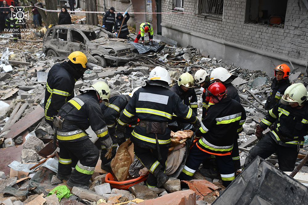 В Николаеве ракета попала в пятиэтажный жилой дом, погибли 7 человек – ГСЧС (фото, видео) - 7 - изображение