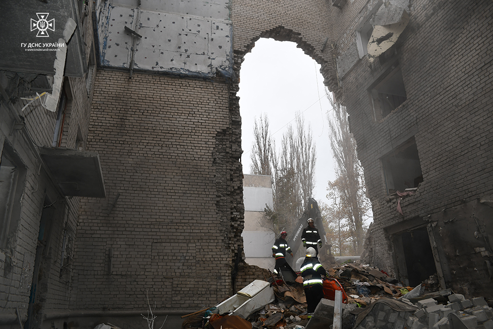 В Николаеве ракета попала в пятиэтажный жилой дом, погибли 7 человек – ГСЧС (фото, видео) - 10 - изображение