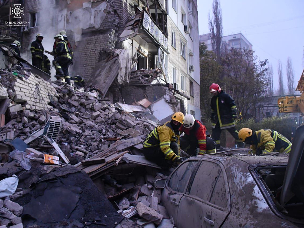 В Николаеве ракета попала в пятиэтажный жилой дом, погибли 7 человек – ГСЧС (фото, видео) - 1 - изображение