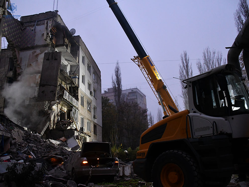 В Николаеве ракета попала в пятиэтажный жилой дом, погибли 7 человек – ГСЧС (фото, видео) - 2 - изображение