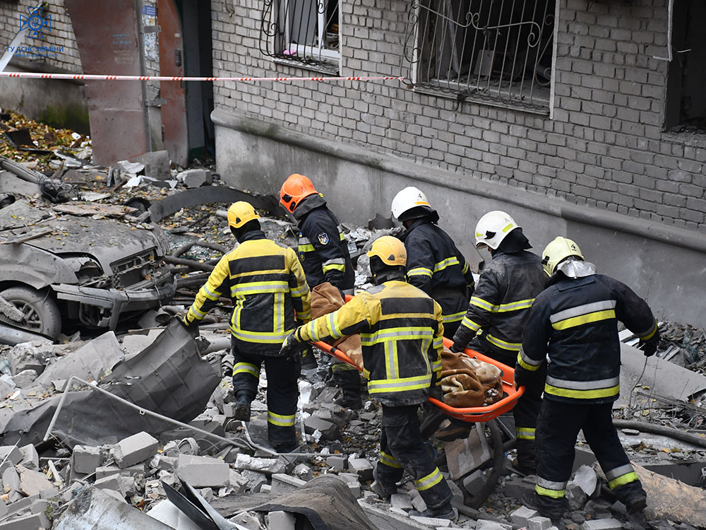 В Николаеве ракета попала в пятиэтажный жилой дом, погибли 7 человек – ГСЧС (фото, видео) - 5 - изображение