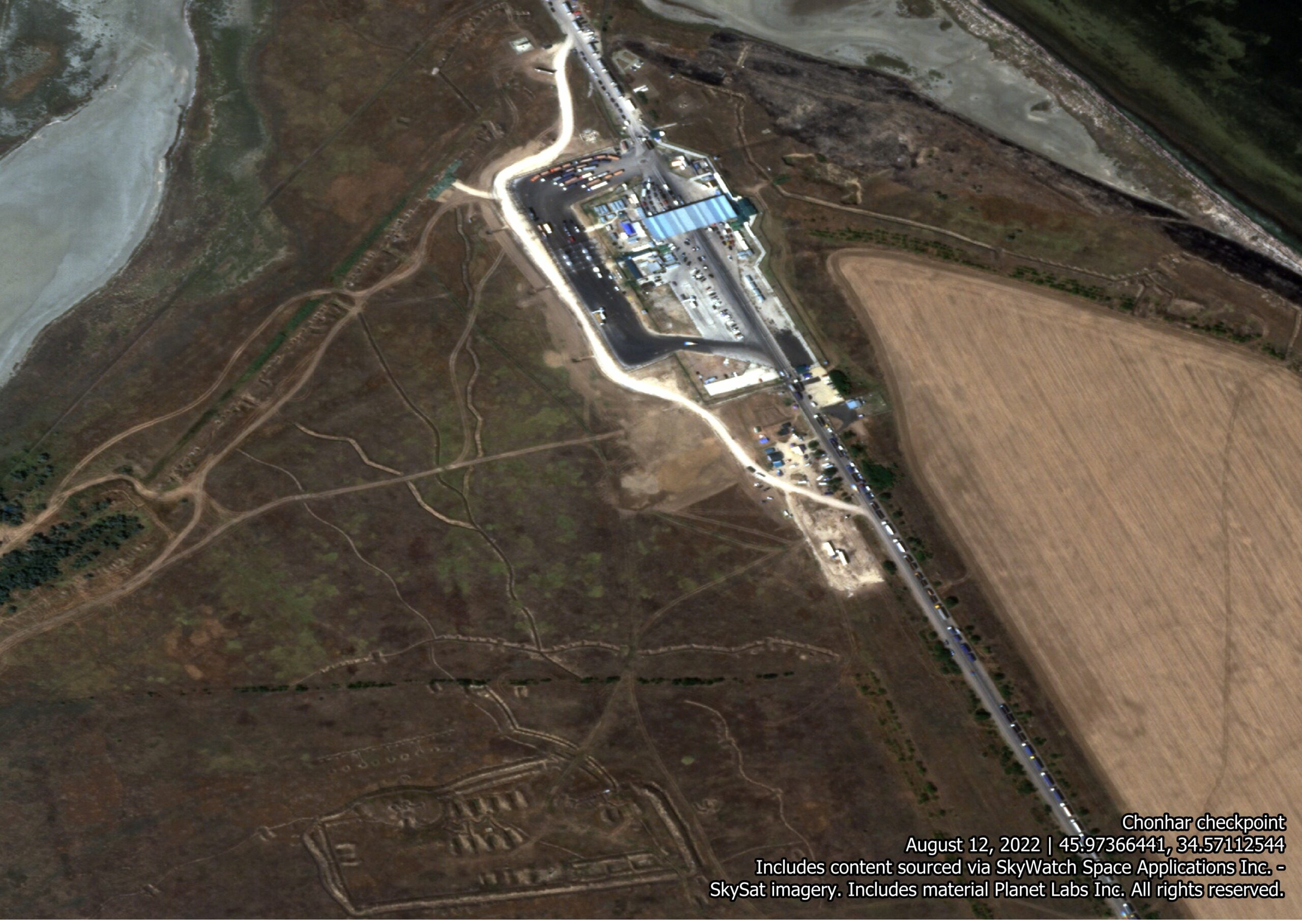 На севере Крыма начали появляться окопы: опубликованы фото со спутника - 1 - изображение