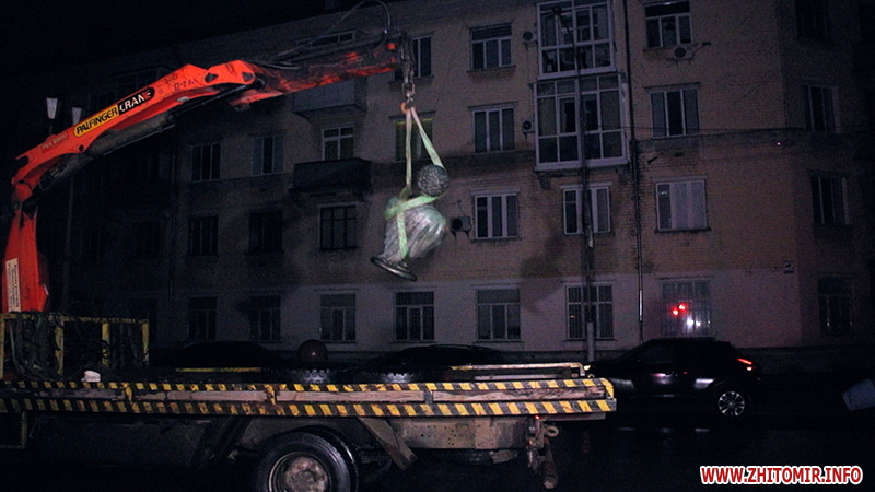 В центре Житомира демонтировали бюст Пушкина (фото, видео) - 5 - изображение