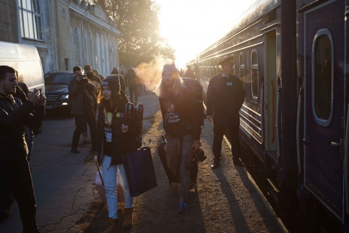 В Николаев прибыл первый с начала войны пассажирский поезд (фото, видео) - 3 - изображение