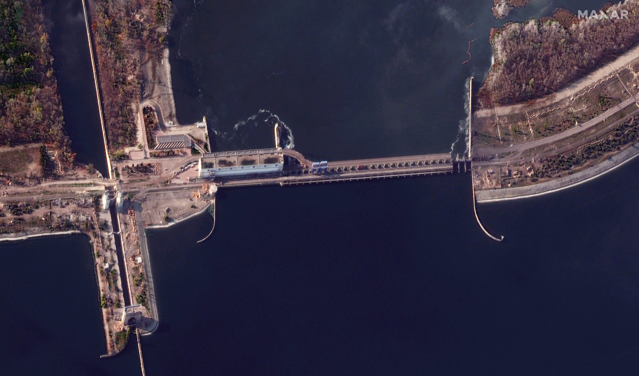 РосСМИ опубликовали видео подрыва автомобильного моста через Днепр возле Каховской ГЭС - 1 - изображение