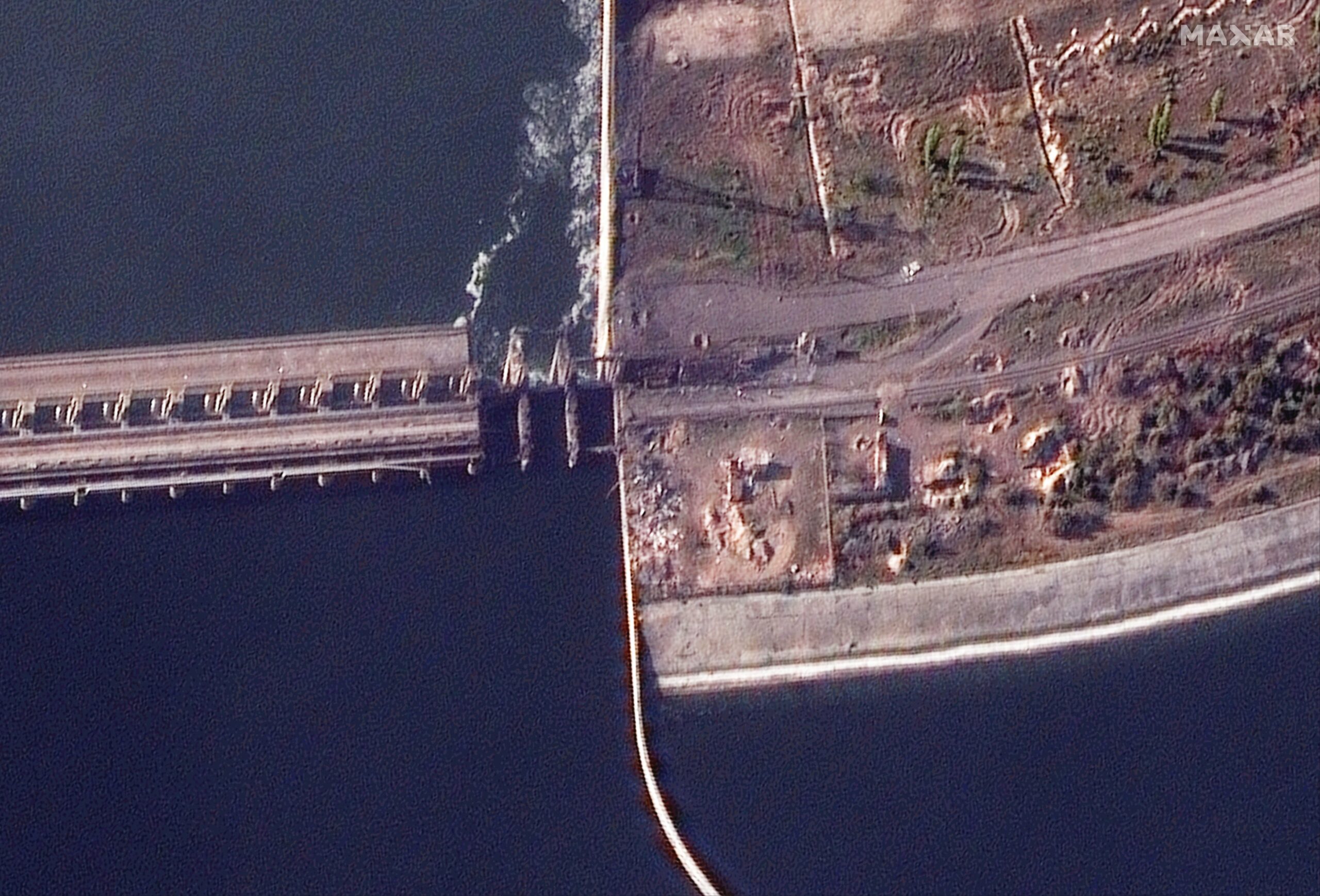 РосСМИ опубликовали видео подрыва автомобильного моста через Днепр возле Каховской ГЭС - 2 - изображение