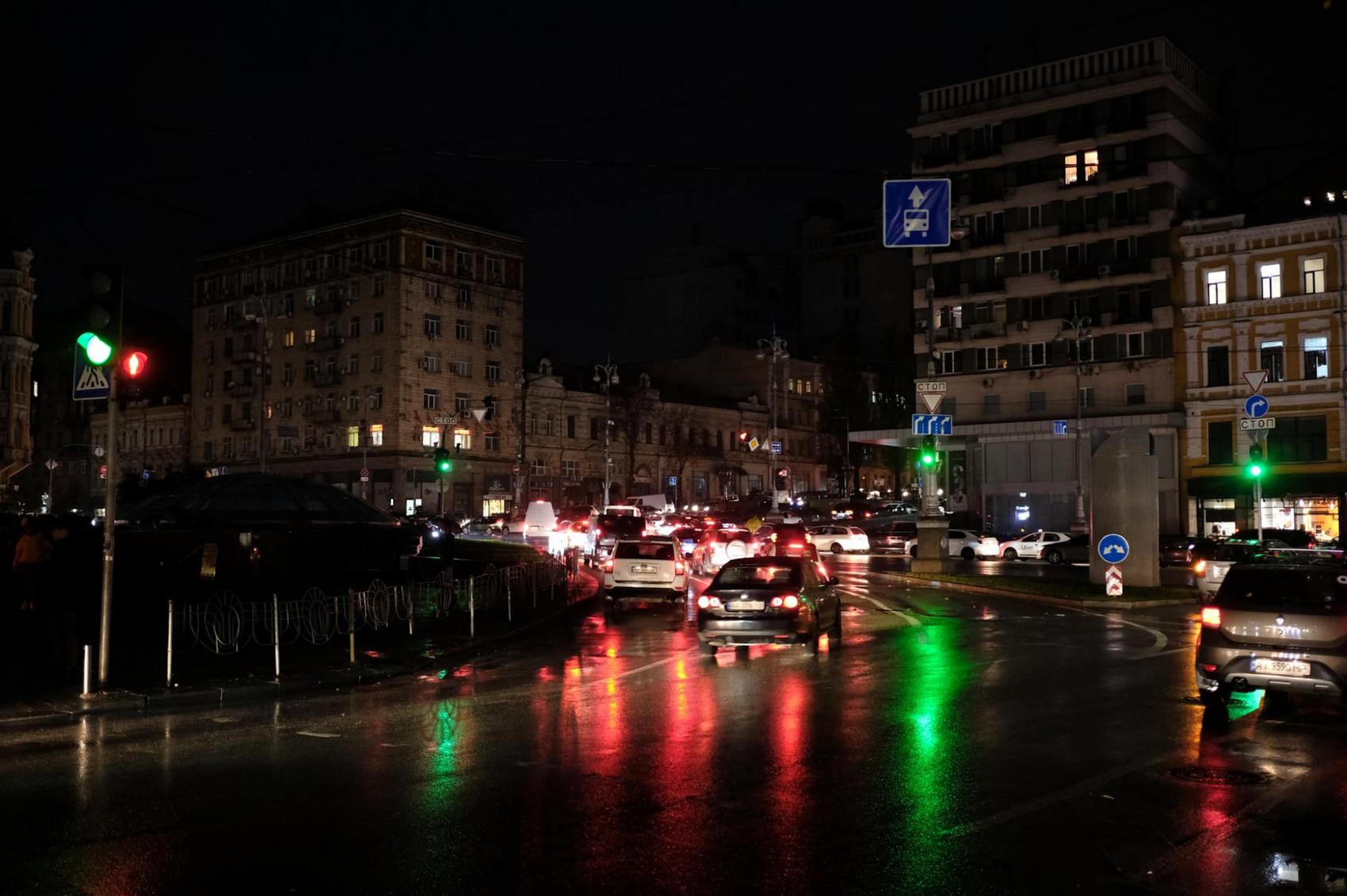 В ДТЭК объяснили, почему во время отключений свет пропадает не у всех