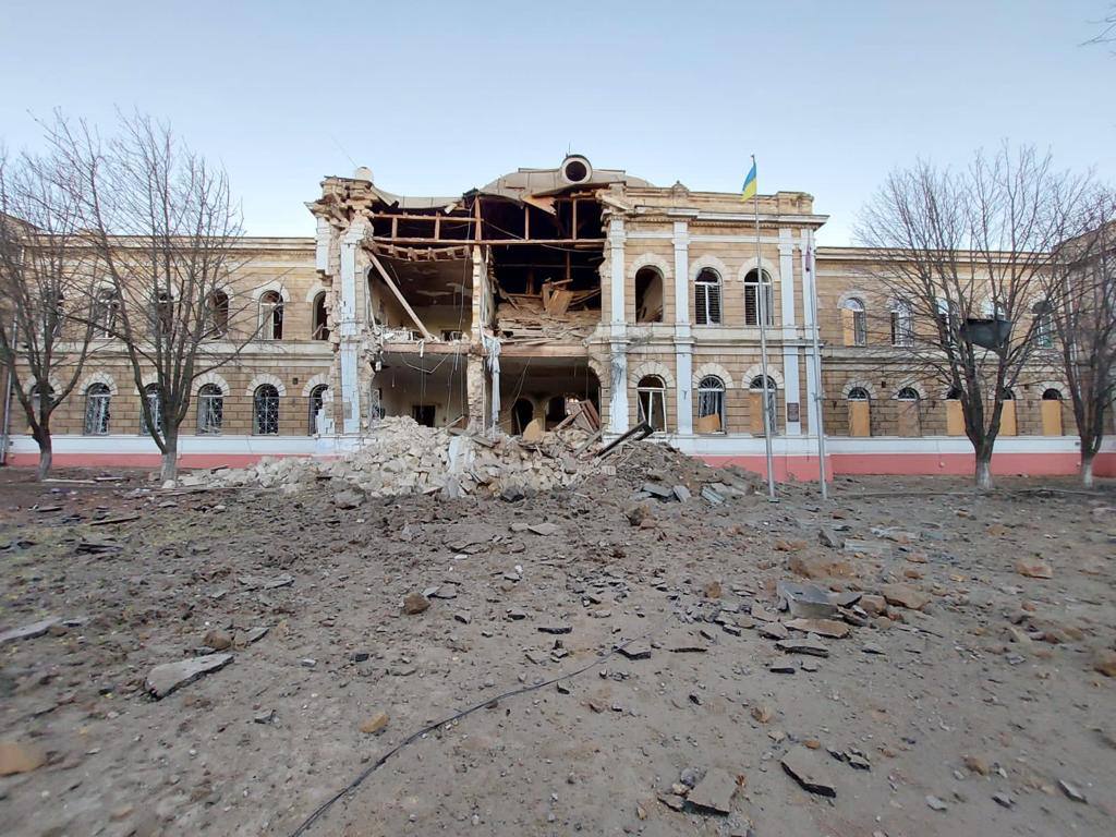 В Николаеве обстреляли дома, колледж и гимназию: есть жертва, 5 раненых – власти (фото, видео) - 1 - изображение