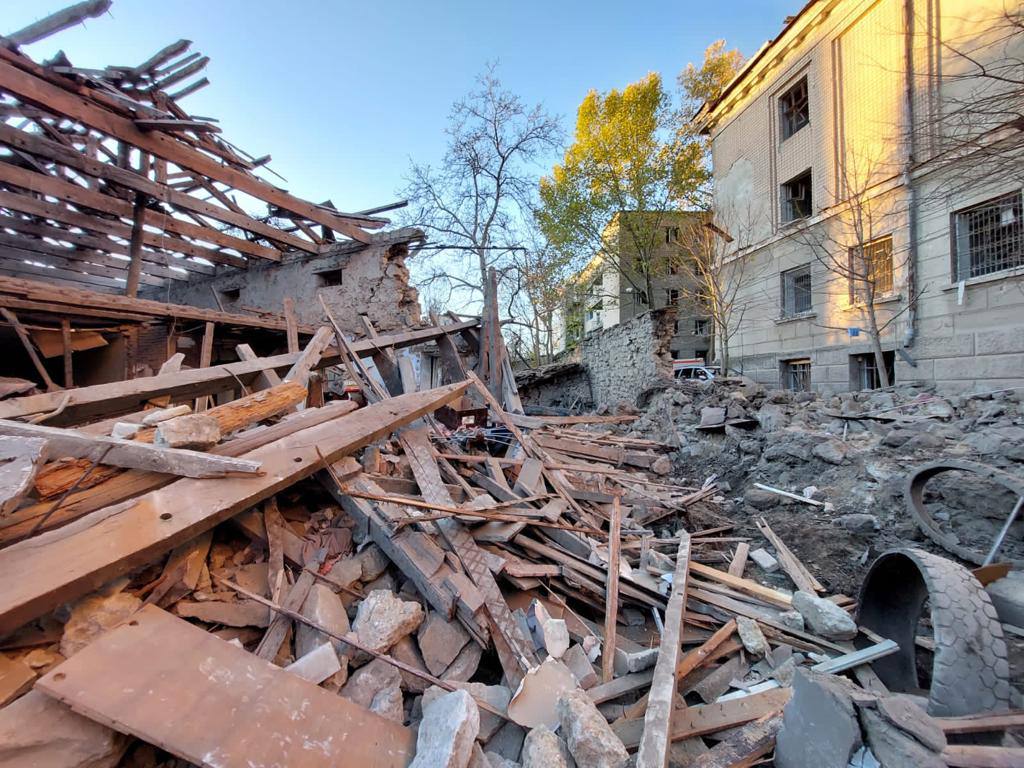 В Николаеве обстреляли дома, колледж и гимназию: есть жертва, 5 раненых – власти (фото, видео) - 2 - изображение