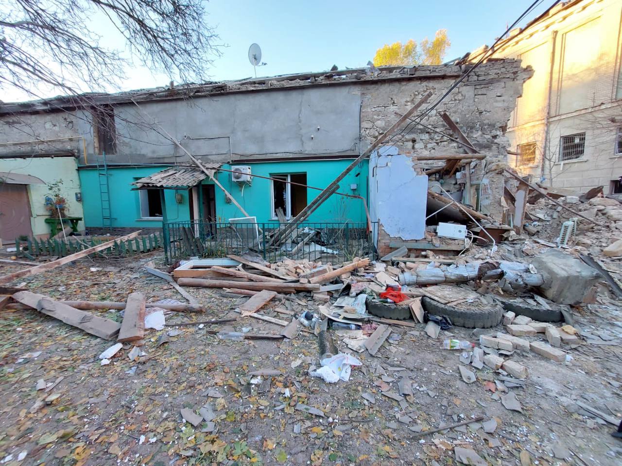 В Николаеве обстреляли дома, колледж и гимназию: есть жертва, 5 раненых – власти (фото, видео) - 3 - изображение