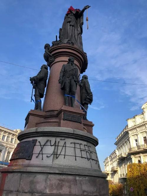 В Одесі на пам’ятник Катерині ІІ одягли ковпак ката і прикріпили петлю (фото, відео) - 5 - изображение