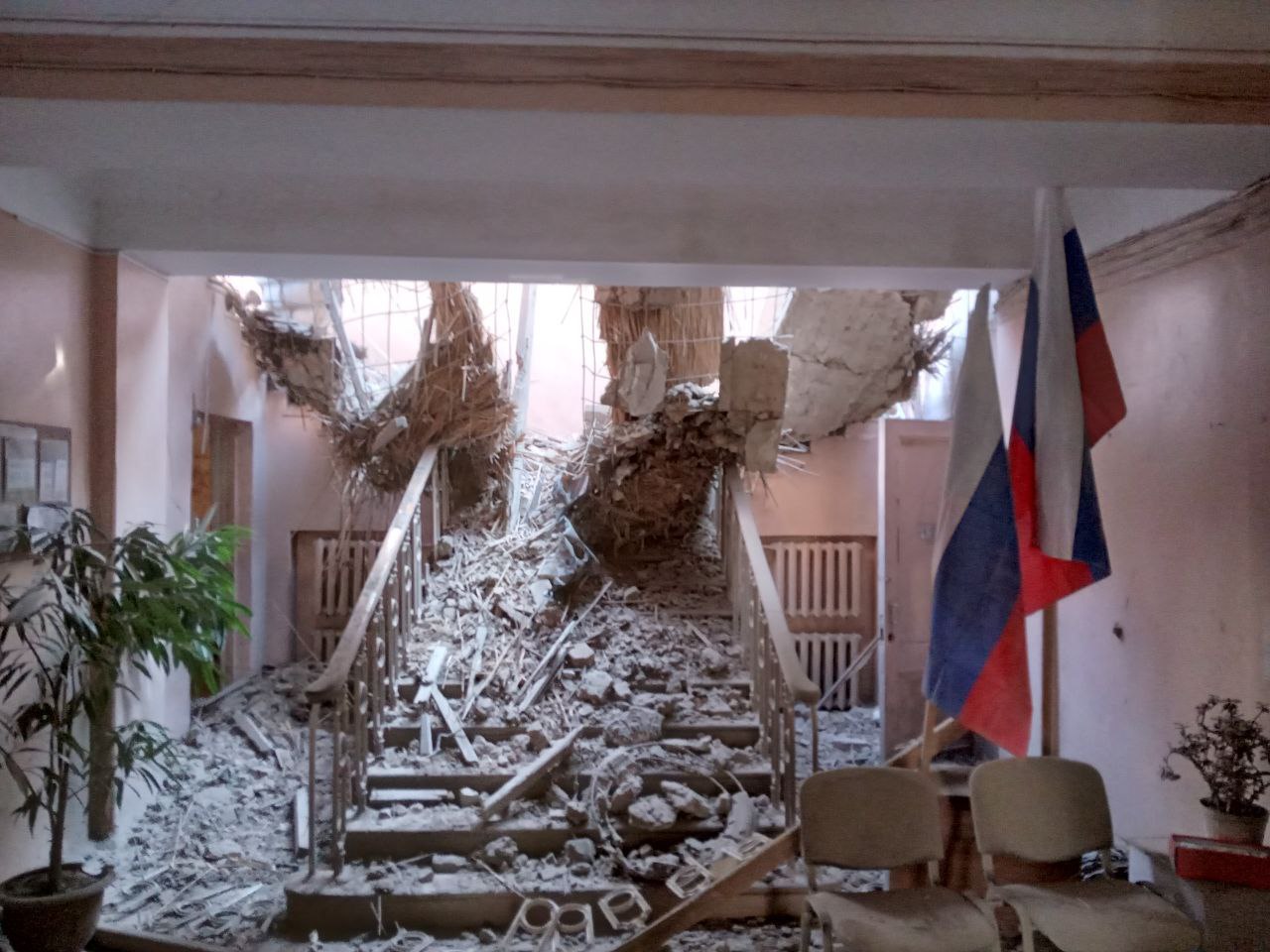 В Голой Пристани после обстрела разрушено здание «администрации» – «власти» области (видео) - 1 - изображение