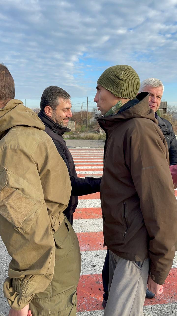 Обмен пленными: Украина вернула 107 военных, в том числе 74 – с «Азовстали» (видео) - 3 - изображение