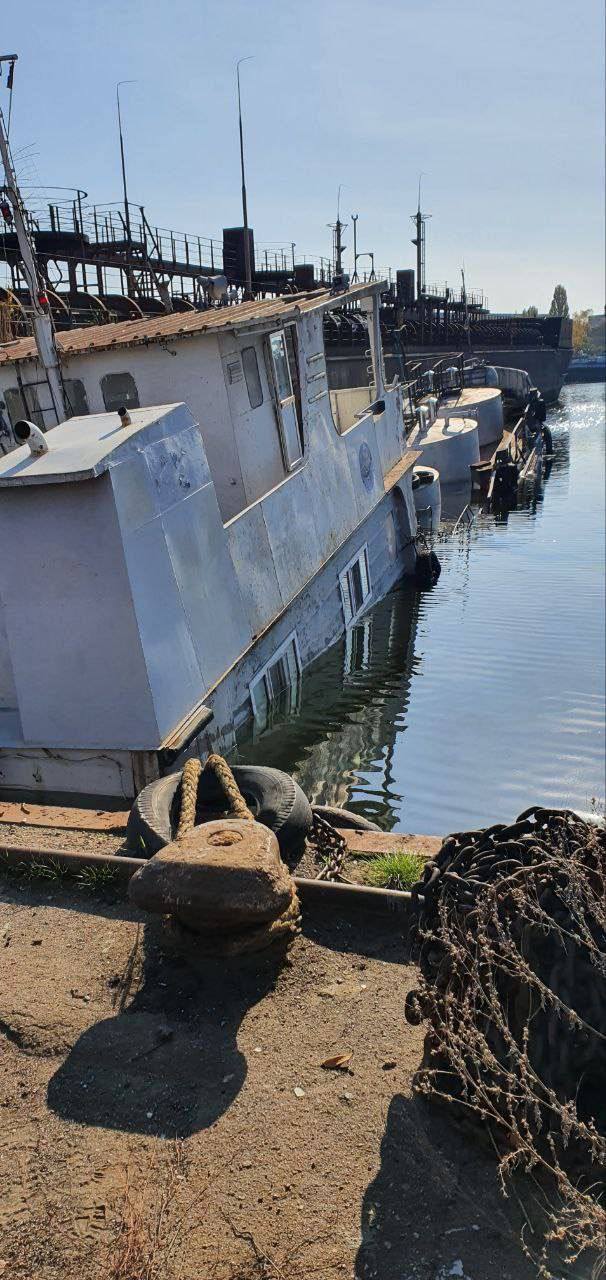 На Херсонщине в Днепр попало до 10 тонн горючего из-за подрывов судов – ОВА  (фото) - 3 - изображение