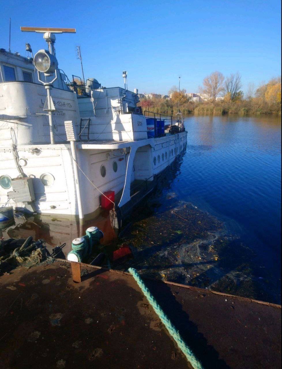 На Херсонщине в Днепр попало до 10 тонн горючего из-за подрывов судов – ОВА  (фото) - 1 - изображение