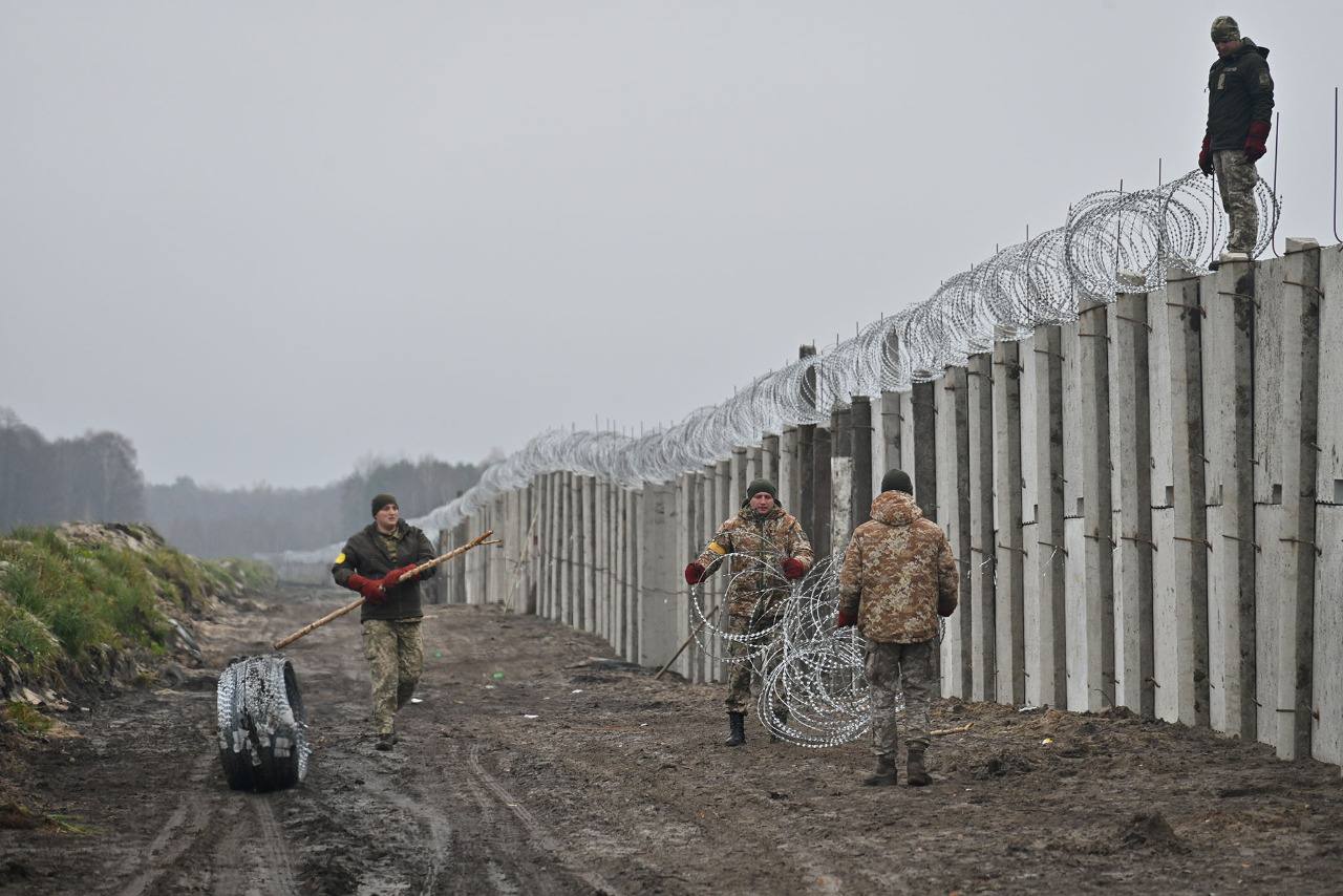 В ОП показали, как на границе с Беларусью возводят железобетонную стену (фото) - 1 - изображение