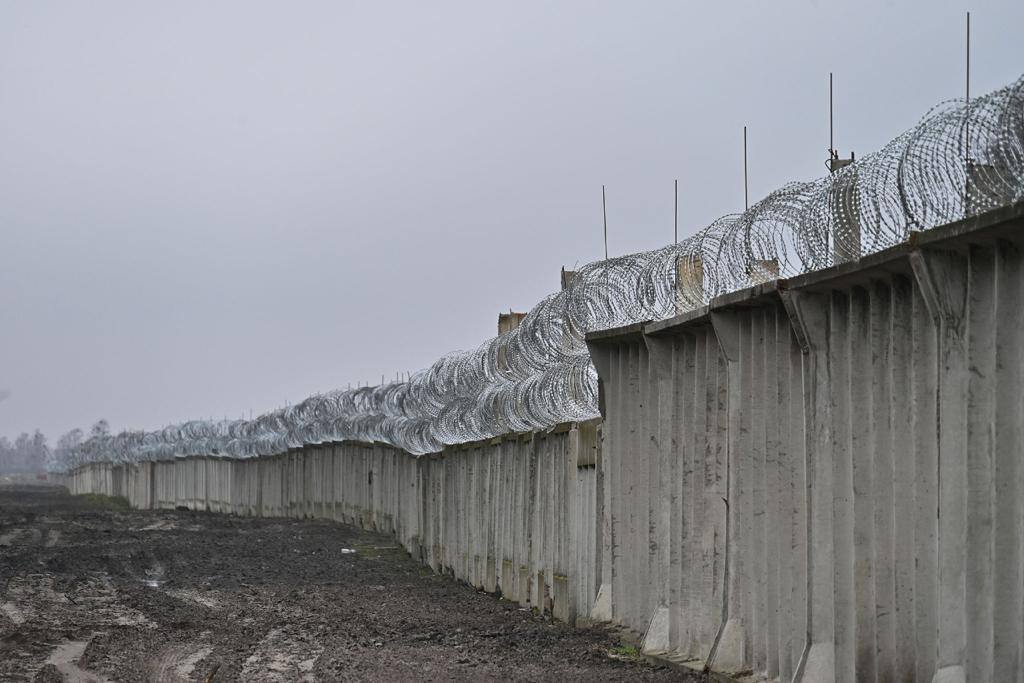 В ОП показали, как на границе с Беларусью возводят железобетонную стену (фото) - 3 - изображение