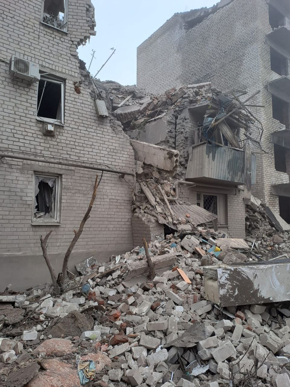В Часов Яре нанесли авиаудар по пятиэтажке: разрушен подъезд, есть погибший и раненые (фото) - 2 - изображение