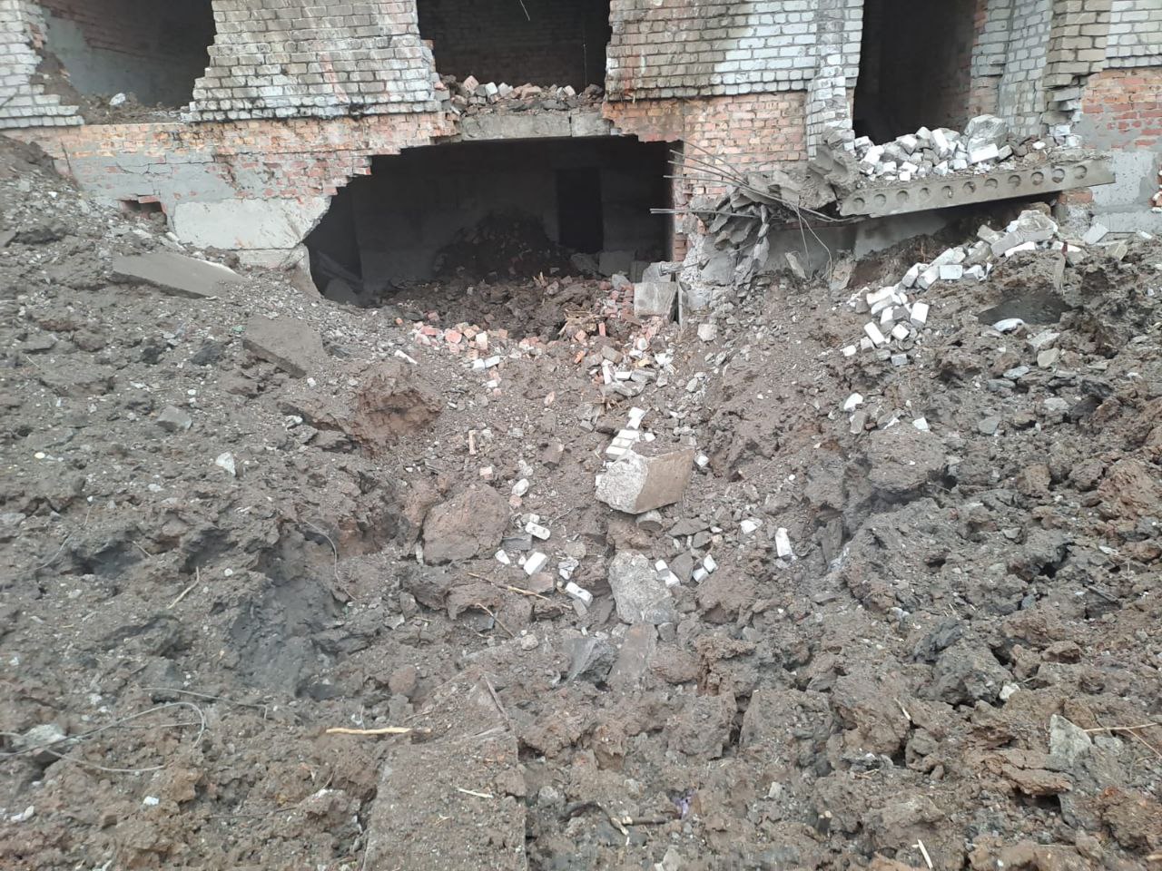 В Часов Яре нанесли авиаудар по пятиэтажке: разрушен подъезд, есть погибший и раненые (фото) - 4 - изображение