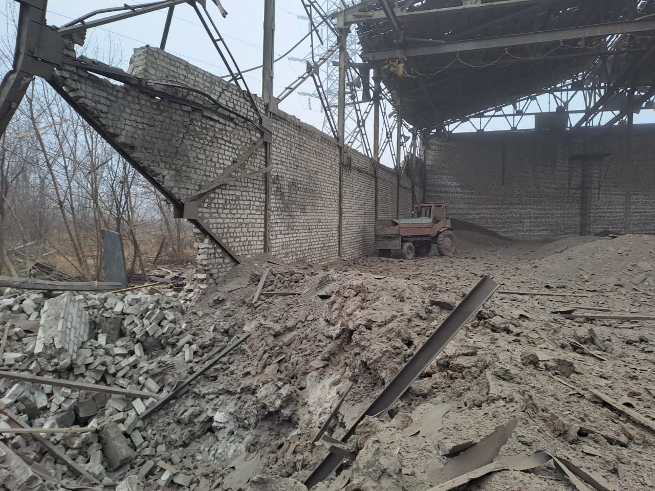 В Часов Яре нанесли авиаудар по пятиэтажке: разрушен подъезд, есть погибший и раненые (фото) - 8 - изображение