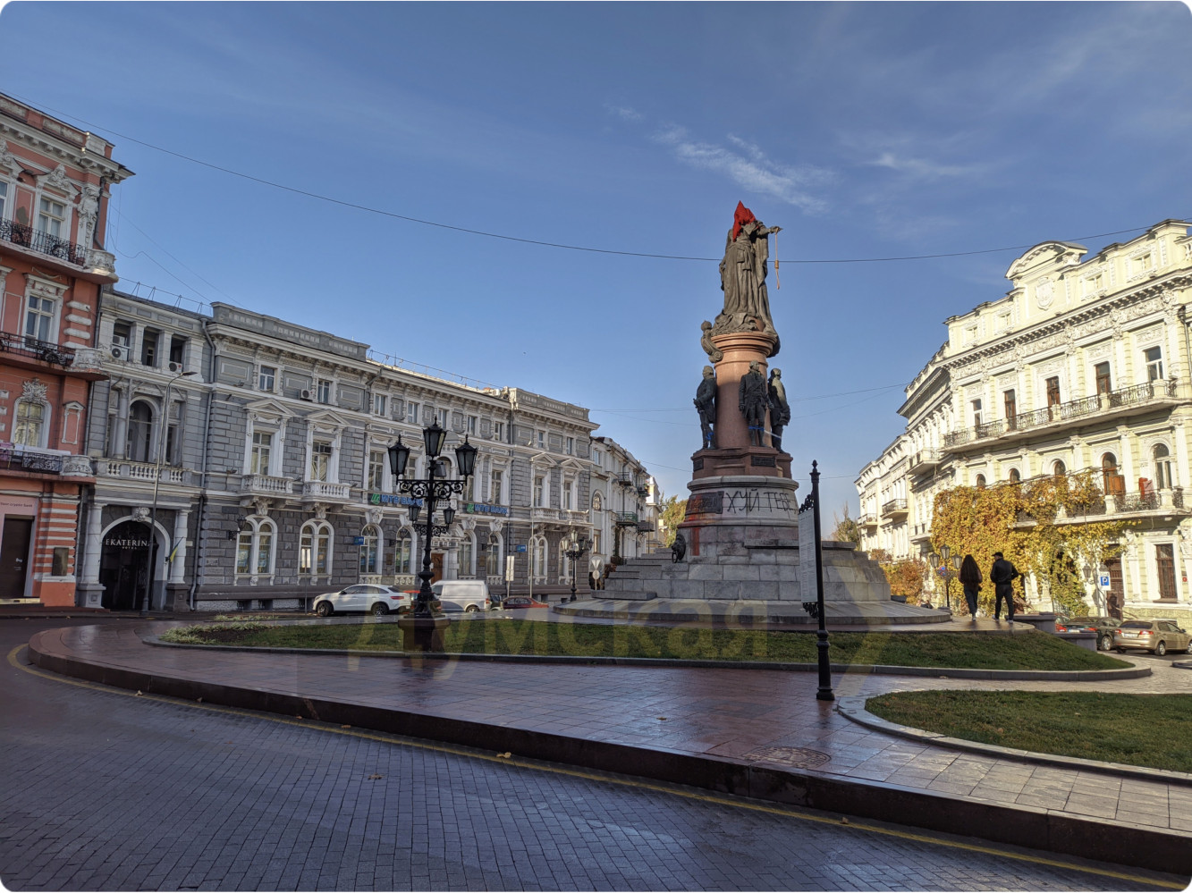 В Одесі на пам’ятник Катерині ІІ одягли ковпак ката і прикріпили петлю (фото, відео) - 1 - изображение
