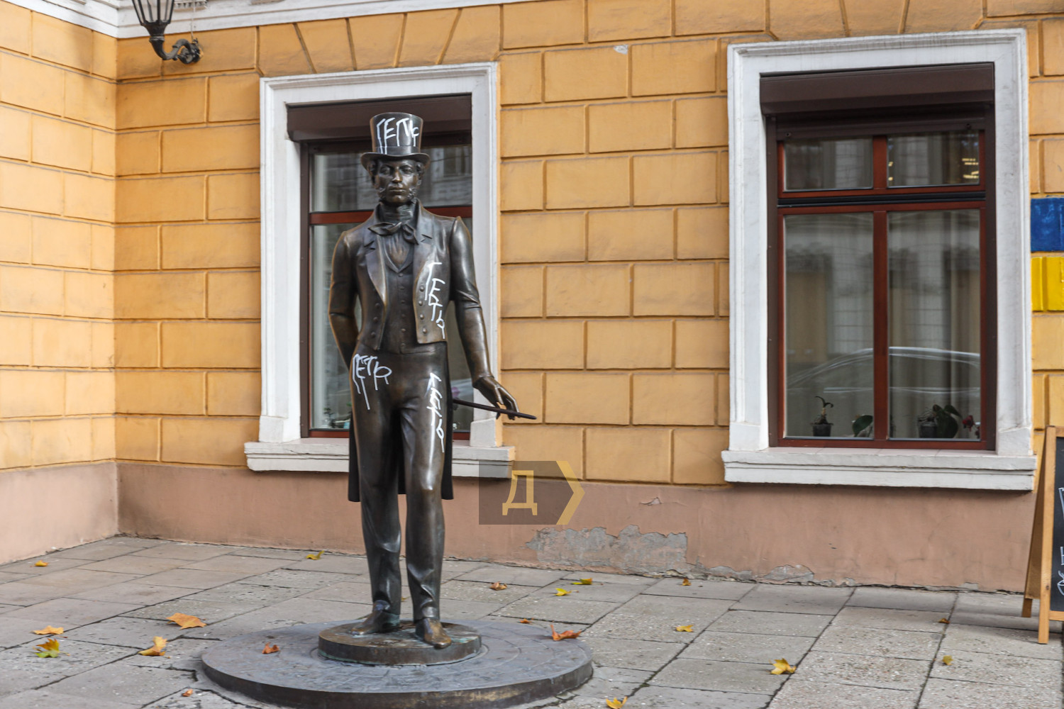 В Одессе осквернили один из памятников Пушкину (фото, видео) - 3 - изображение