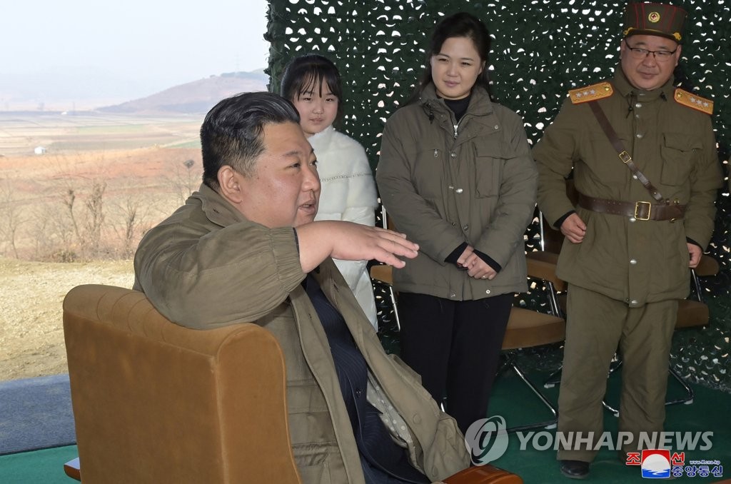 Ким Чен Ын впервые показал свою дочь во время пуска ракеты «Хвасон-17» (фото) - 2 - изображение