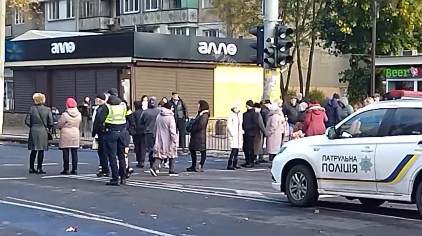 В Одессе местные жители перекрыли дорогу из-за отключения света (видео)