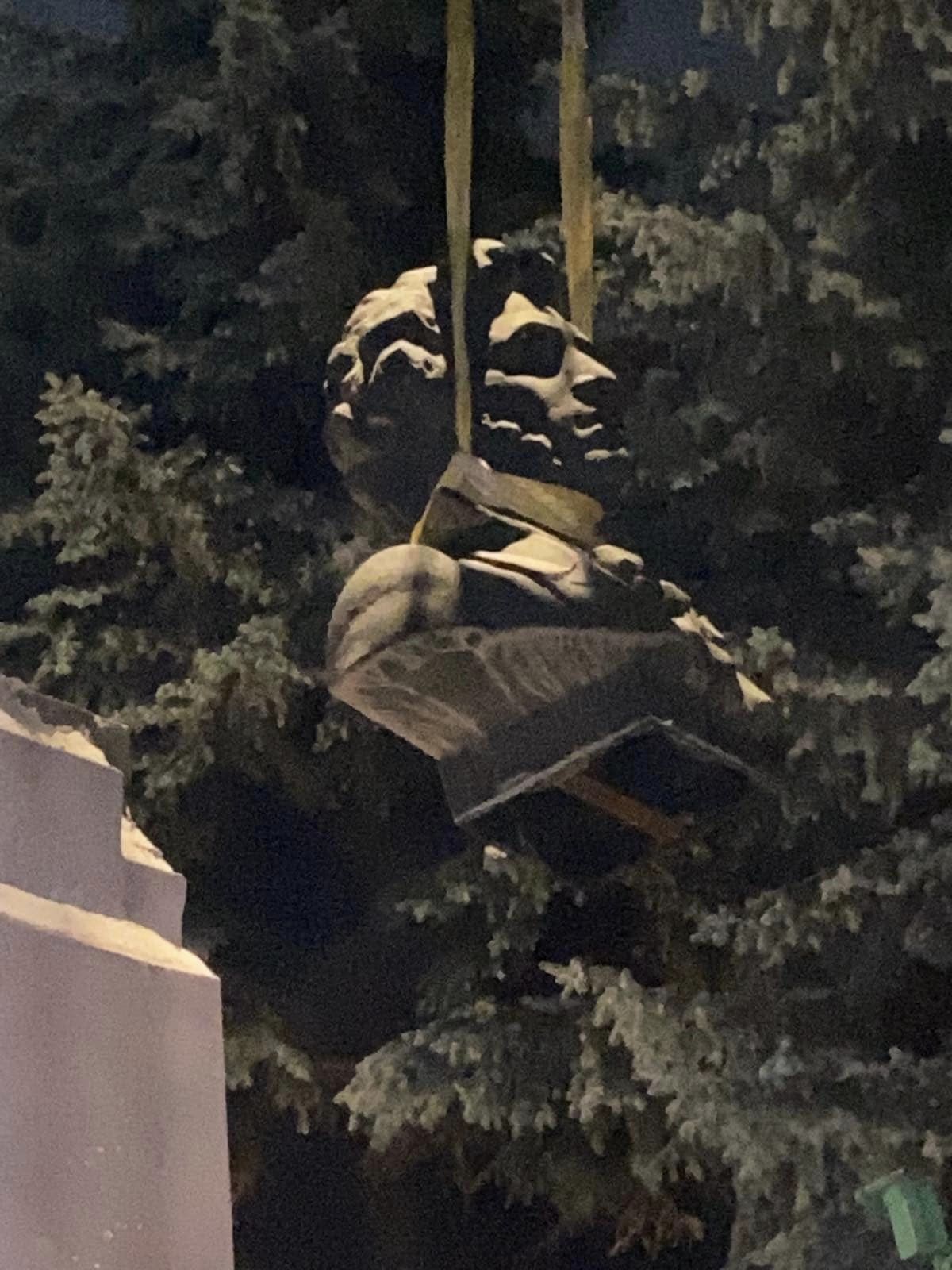 В Тульчине Винницкой области снесли памятники Суворову и Пушкину (фото) - 2 - изображение