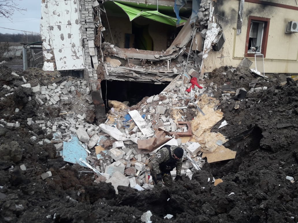 На Харьковщине обстреляли райбольницу, торговый объект и дома: ранены медработники и мужчина (фото) - 1 - изображение
