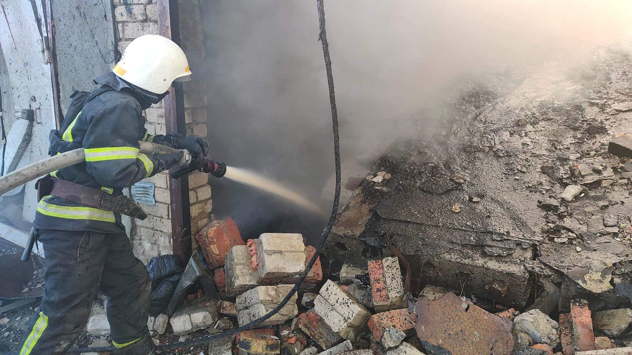 В Николаеве при обстреле повреждены жилые дома, возник пожар: 6 раненых – власти (фото) - 2 - изображение