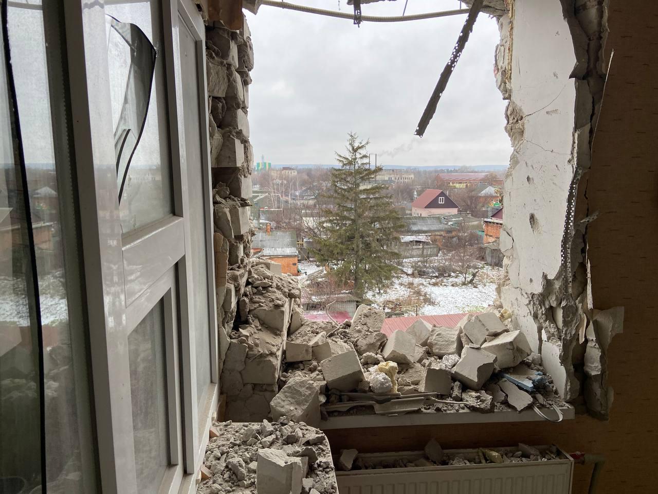 На Харьковщине обстреляли райбольницу, торговый объект и дома: ранены медработники и мужчина (фото) - 2 - изображение